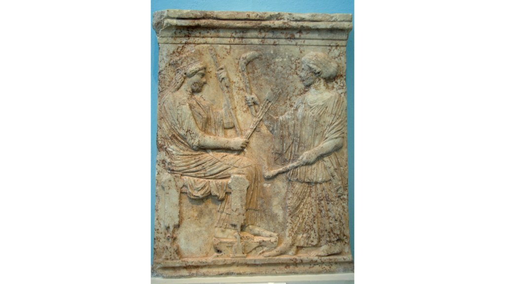 デーメーテールとコレー 紀元前500-475年、大理石のレリーフ。エレウシス考古学博物館。Image by Zde / CC BY-SA 4.0 / Wikimedia Commons