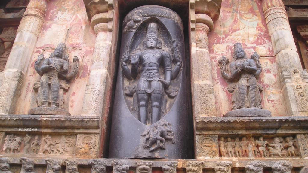 Ssriram mt / CC BY-SA 3.0 / Wikimedia Commons
ブリハディーシュワラ寺院(インド・タミル・ナードゥ州)にて撮影された神像群