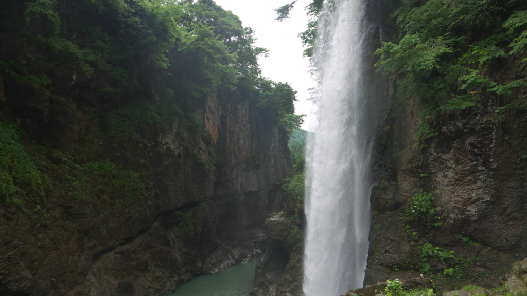 手取峡谷。右側に綿ヶ滝