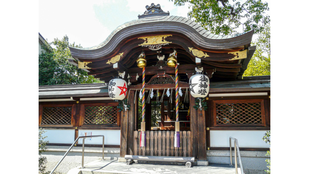 晴明神社（京都）に刻まれた晴明桔梗（五芒星）の紋
Source: Wikimedia Commons / Photo by Naokijp / CC BY-SA 4.0